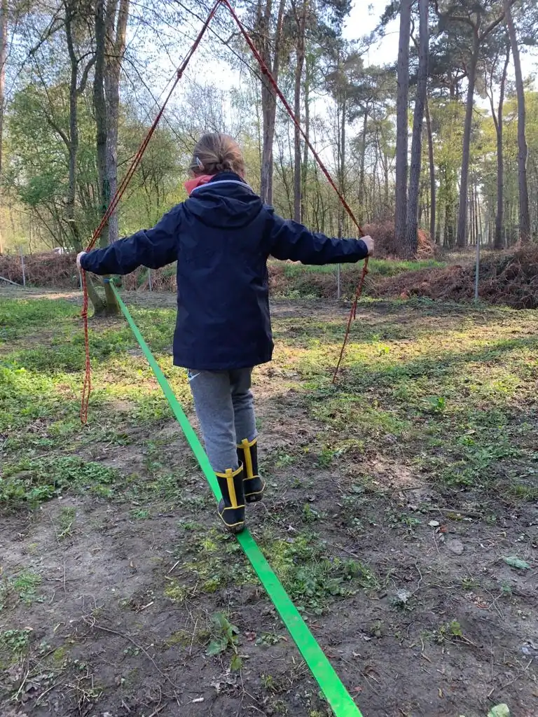 Enfants explorant la nature